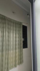 ein Fenster mit Vorhang in einem Zimmer in der Unterkunft Sentaffe Apt Qn in Quy Nhon