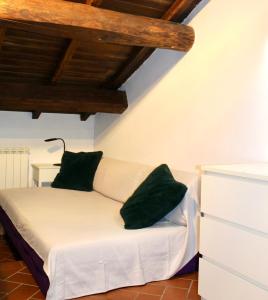 Giường trong phòng chung tại Sweet Home Grottarossa