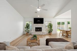 TV a/nebo společenská místnost v ubytování Gilbert Getaway - pool+games+pool table