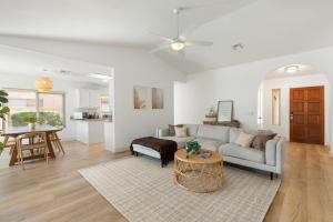 Posezení v ubytování Gilbert Getaway - pool+games+pool table