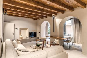 a living room with a couch and a table at Agnesi Statue in Milan