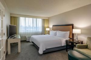 a hotel room with a bed and a television at Holiday Inn & Suites Boston Peabody by IHG in Peabody