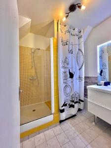 オーにあるL'App' Art, Jolie vue mer en RDC à 200 m de la plageのシャワーカーテン付きのシャワー付きバスルーム