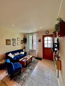 オーにあるL'App' Art, Jolie vue mer en RDC à 200 m de la plageの青いソファとテーブルのあるリビングルーム