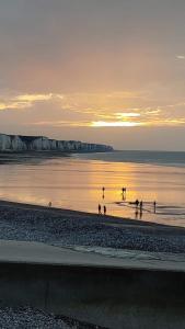 オーにあるL'App' Art, Jolie vue mer en RDC à 200 m de la plageの夕暮れ時の海岸散歩団 +14枚の写真