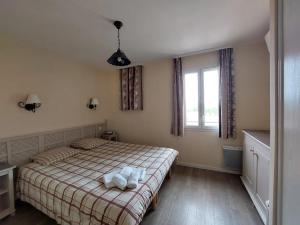 ein Schlafzimmer mit einem Bett mit zwei Handtüchern darauf in der Unterkunft Maison 3 pièces domaine golf Pont Royal in Mallemort + 17 Fotos