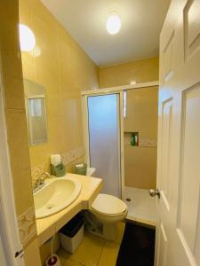 Ένα μπάνιο στο House at North, Near Industrial Zone, Well Located