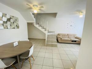 ein Wohnzimmer mit Tisch und Couch in der Unterkunft Casa al Norte, cerca Zona Industrial, Bien ubicado in Ramos Arizpe + 35 Fotos