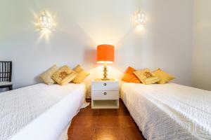 2 nebeneinander sitzende Betten in einem Schlafzimmer in der Unterkunft Casa Sol e Praia in Luz