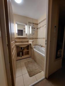 ein Badezimmer mit Badewanne, Waschbecken und Dusche in der Unterkunft Maison 3 pièces domaine golf Pont Royal in Mallemort