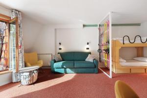 a living room with a green couch and a bed at Ma Chérie-Lumière in Pila