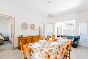 une salle à manger avec une table et des chaises dans l'établissement Villa Greta, à Isola della Malva