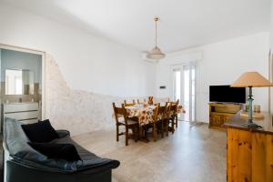un salon avec une table et une salle à manger dans l'établissement Villa Greta, à Isola della Malva