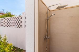 une porte de douche sur le côté d'un bâtiment dans l'établissement Villa Greta, à Isola della Malva 22 autres photos