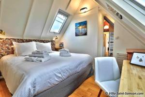 Un dormitorio con una cama grande con toallas. en Villa Saint Samson, en Trégastel 54 fotos más