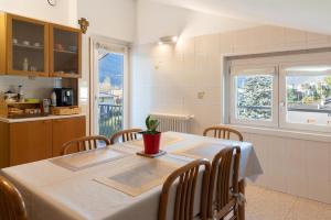 una cocina con una mesa con una maceta. en Casa Vacanze Dal Castelin, en Valtellina