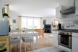 Ferienhaus Irle في Neukirchen: مطبخ وغرفة طعام مع طاولة وكراسي