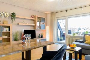 un salon avec une table et un canapé dans l'établissement Schwobanescht, à Unteruhldingen