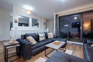 ein Wohnzimmer mit Sofa und Tisch in der Unterkunft Penthouse in Central Nottingham with Hot tub and Games in Nottingham