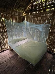 Posto letto in una capanna di paglia con rete di Lisan Wasi a Indillana