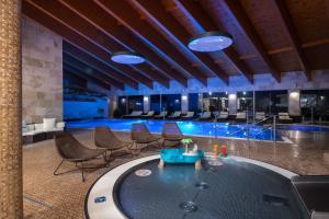 Πισίνα στο ή κοντά στο Village Resort Hanuliak Apartmany +62 φωτογραφίες