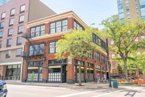 a red brick building on a city street at The 333 Suites 303 - Suite for 6 in Cincinnati