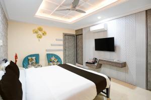 TV a/nebo společenská místnost v ubytování Townhouse Shri Mahakaleshwar Jyotirlinga Ujjain Formerly Hotel Shikhar Darshan