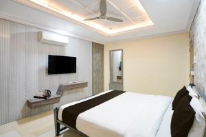 TV a/nebo společenská místnost v ubytování Townhouse Shri Mahakaleshwar Jyotirlinga Ujjain Formerly Hotel Shikhar Darshan