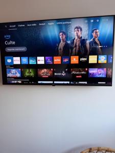 TV a/nebo společenská místnost v ubytování Cozy T2 - L'Herbaudière - 200m de la plage