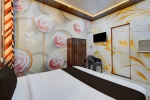 Postel nebo postele na pokoji v ubytování Hotel O Gurdev Metro Station Kanpur Formerly Grand Sunrise