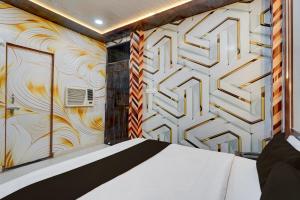 Postel nebo postele na pokoji v ubytování Hotel O Gurdev Metro Station Kanpur Formerly Grand Sunrise + 20 fotografií