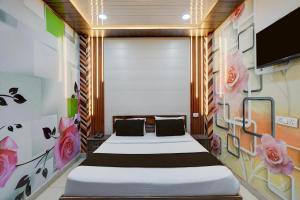 Postel nebo postele na pokoji v ubytování Hotel O Gurdev Metro Station Kanpur Formerly Grand Sunrise