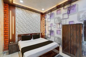 Postel nebo postele na pokoji v ubytování Hotel O Gurdev Metro Station Kanpur Formerly Grand Sunrise