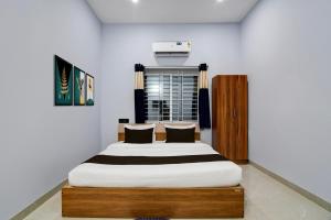 a bedroom with a large bed in a room at Hotel O Samrat Palace in Bārang