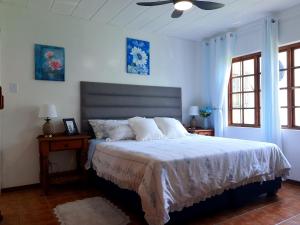 Postel nebo postele na pokoji v ubytování The Green Outpost + 14 fotografií