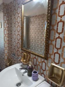 Eva Studio Apartment Arese Rho-Fiera Milano Galeazzi في أريسي: حمام مع حوض أبيض ومرآة +21 صورة