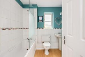 Koupelna v ubytování Tattenhoe House with Free Parking, Fast Wifi, Garden and Smart TV by Yoko Property