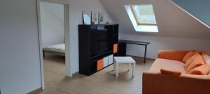 Una sala de estar con un sofá y un televisor. en Grüne Auszeit Dresden, en Dresden