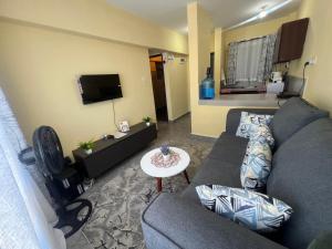 Una televisión o centro de entretenimiento en The R&M Escapes