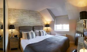 Una cama o camas en una habitación de Five Star Stays