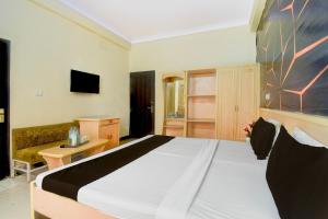 a bedroom with a large bed and a couch at Collection O Albert Hall Museum Jaipur Formerly Roop Palace in Jaipur