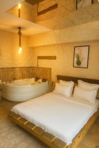 Postel nebo postele na pokoji v ubytování YamaLuxe Luxury Apartments - București