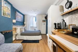 a small room with two beds and a kitchen at Ca Du Grifun - Vernazza in Vernazza