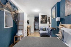 a bedroom with a bed and a blue wall at Ca Du Grifun - Vernazza in Vernazza