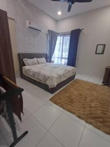 Ένα ή περισσότερα κρεβάτια σε δωμάτιο στο UmarHarraz Homestay#Malay Family Staycation#PEACEFUL AND SPACIOUS#NETFLIX N YOUTUBE#POOL FOR KIDS +57 φωτογραφίες