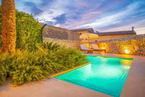 a swimming pool in the yard of a house at Cas Català in Sineu