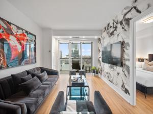 TV a/nebo společenská místnost v ubytování Grand Park Suites - Toronto's Convention District