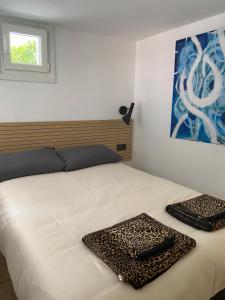 En eller flere senge i et værelse på Casa Hegoa + 19 billeder