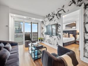 Postel nebo postele na pokoji v ubytování Grand Park Suites - Toronto's Convention District