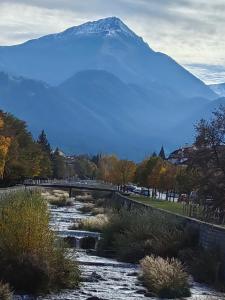 バンスコにあるАпартамент Марияの遠方の山